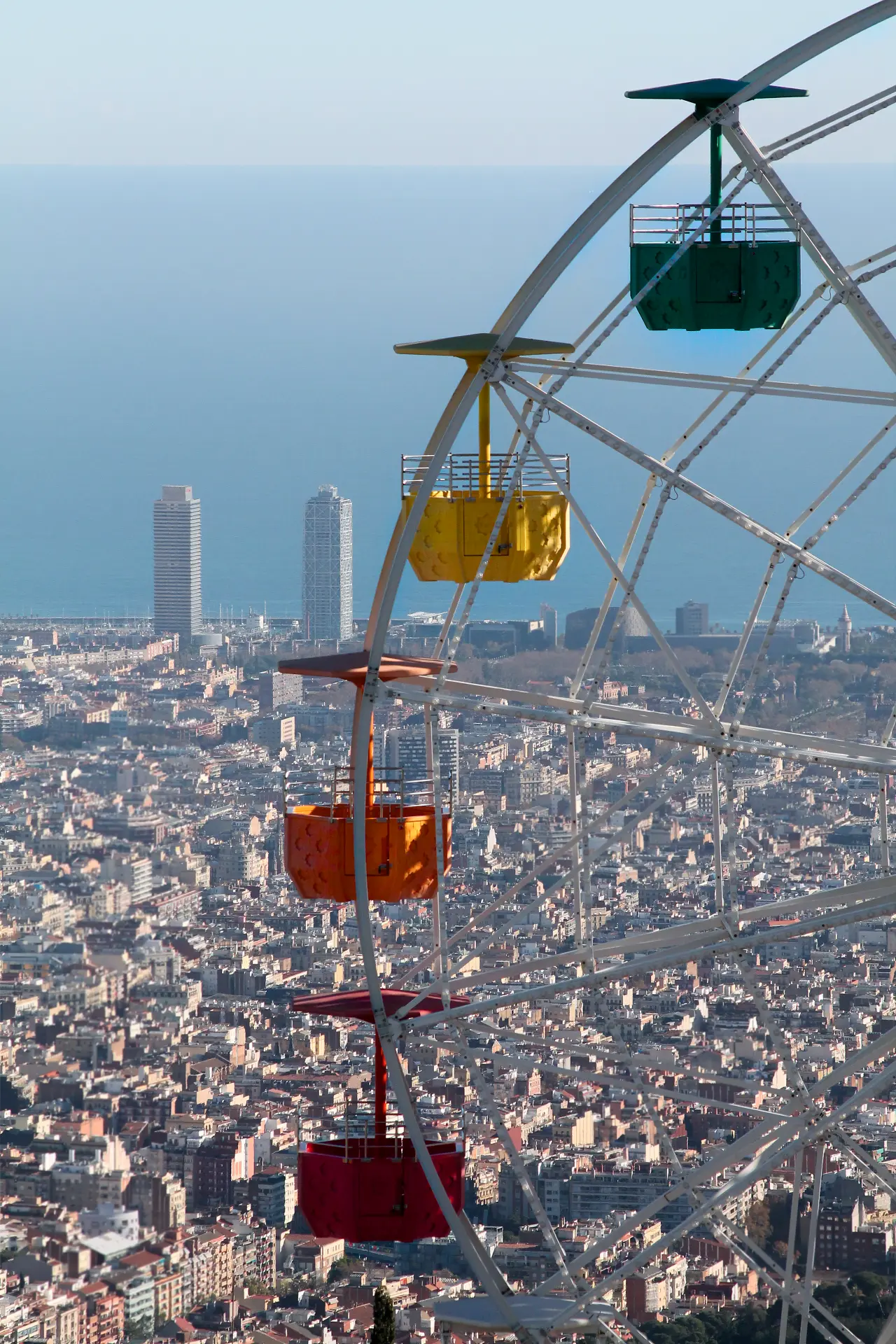 Vista de Barcelona desde el Tibidabo con la noria del parque de atracciones
