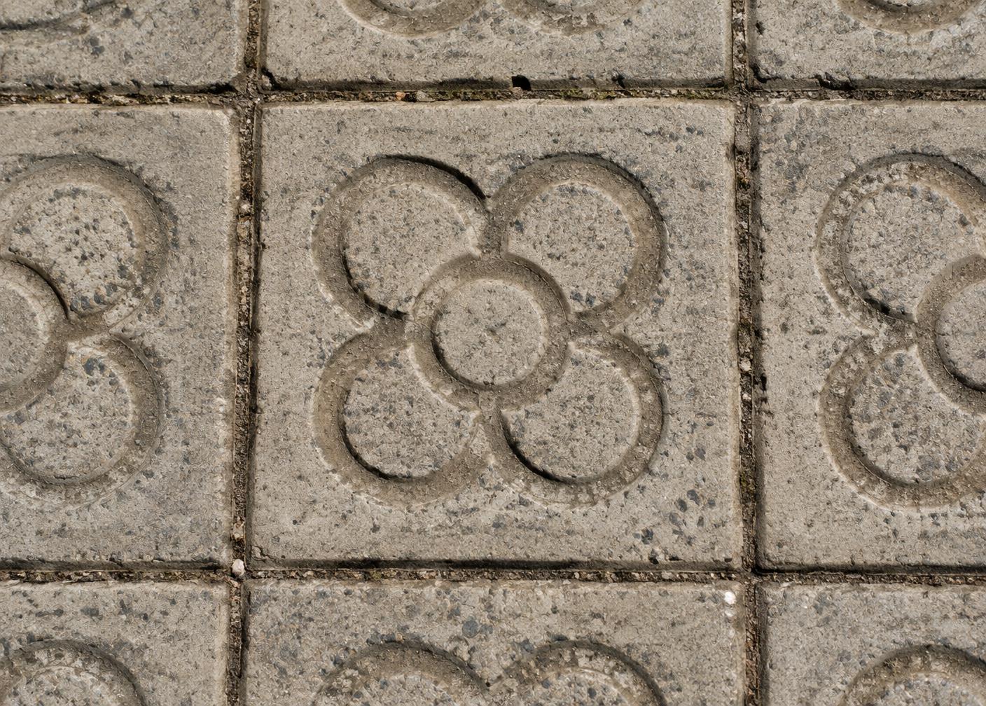 Baldosas Panot de flor en una acera de Barcelona